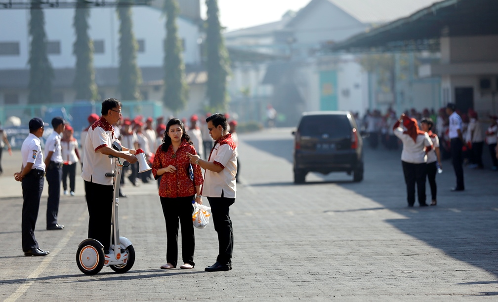 Airwheel scooters in Kapal Api coffee factory