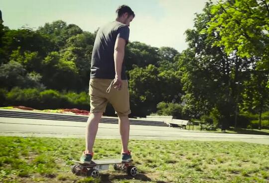 Taking a causal ride with Airwheel electric walkcar in the greenway is too wonderful for words.