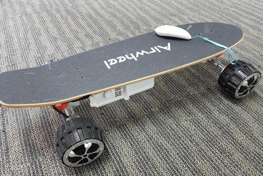 Besides, the double balancing chips are also equipped which can control the skateboards intelligently.